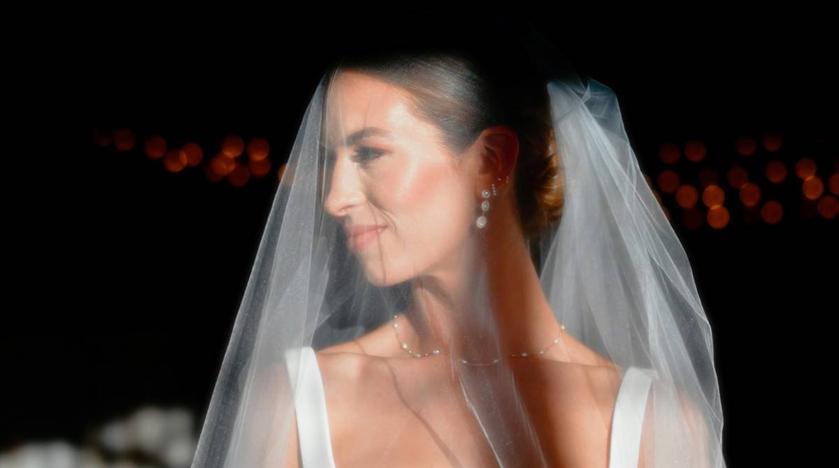 Infographic comparing short blusher, elbow-length, and cathedral evening hair veils with fabric types and ideal occasions