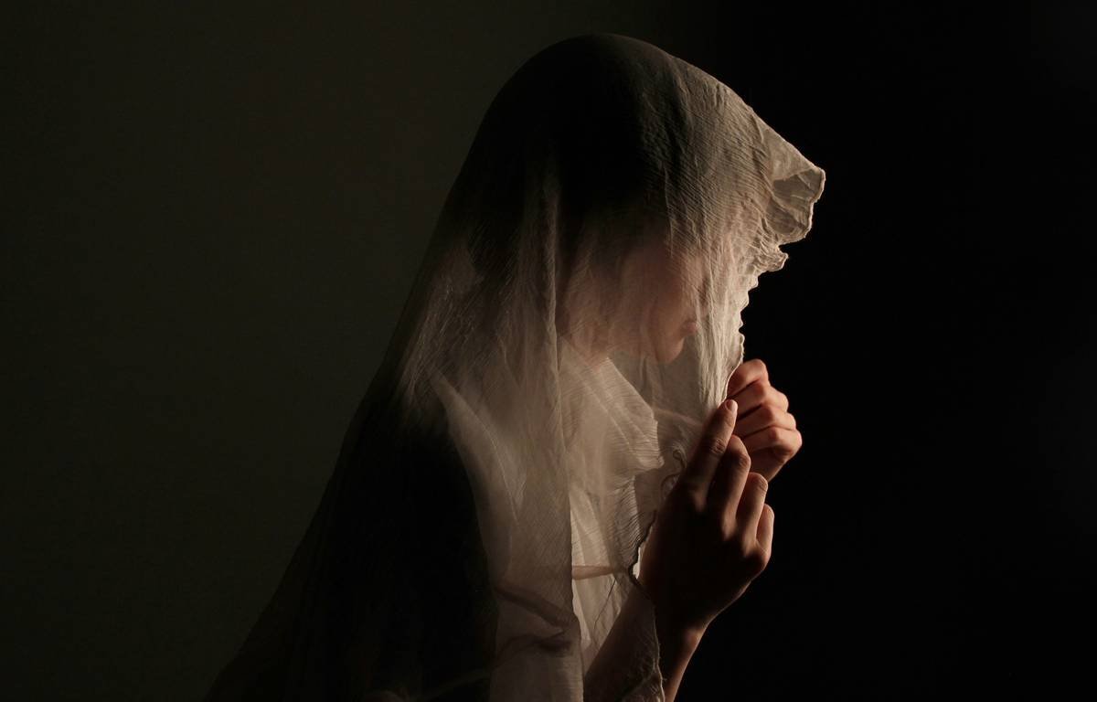 The Fingertip Veil Guide: Grace, Glamour, and Getting It Right (Without Tripping Over Tulle)