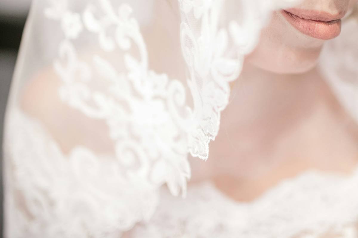 The Ultimate Guide to Choosing Your Bridal Veil: Style, Fit & Timeless Elegance