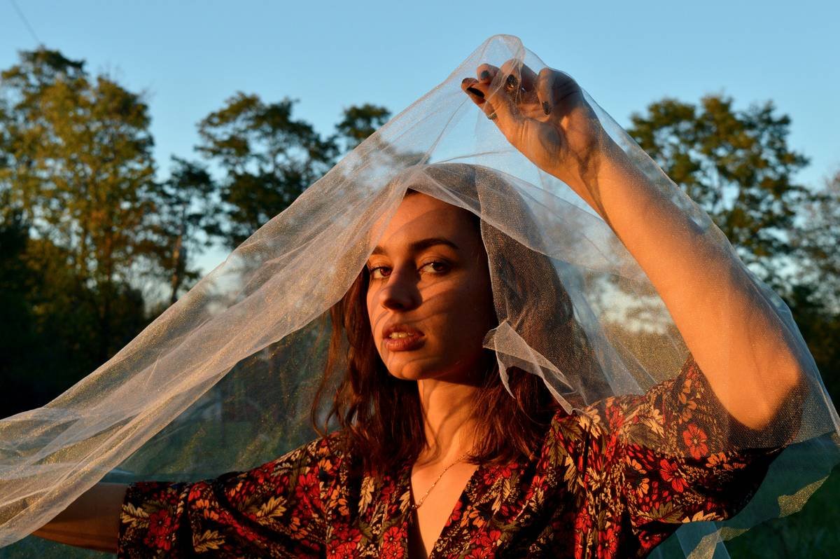 Why Your Festival Hair Veil Keeps Slipping—And How to Make It Stay Put All Day