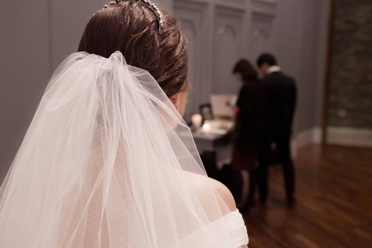 The Ultimate Guide to Choosing & Wearing a Prom Hair Veil That Actually Stays Put