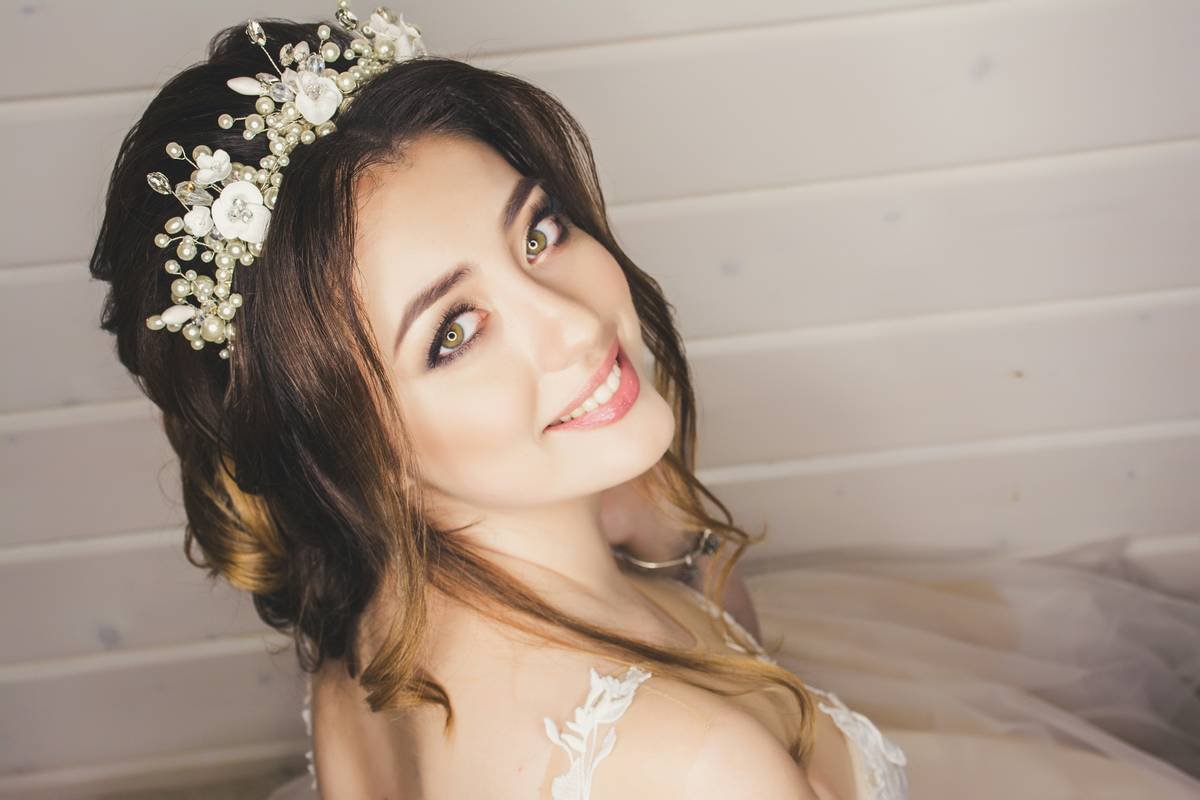 Why Your Bridal Look Isn’t Complete Without a Luxury Hair Veil (And How to Choose the One That Actually Works)