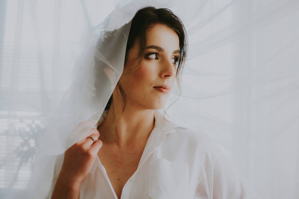 Why Your Cocktail Hair Veil Is the Secret Weapon of Evening Elegance (And How to Choose the Perfect One)