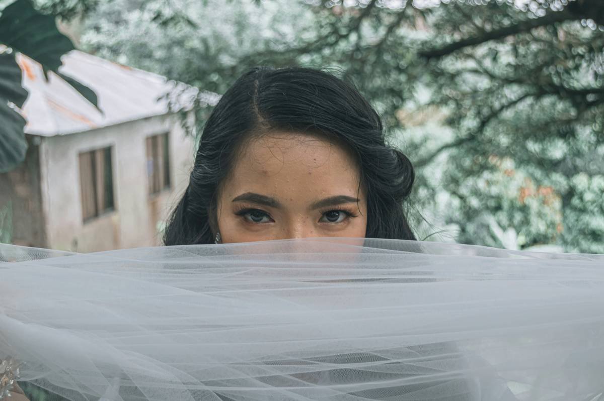 Why Your Tulle Veil Keeps Slipping—And How to Make It Stay Put All Day (Without Bobby Pins Digging In)