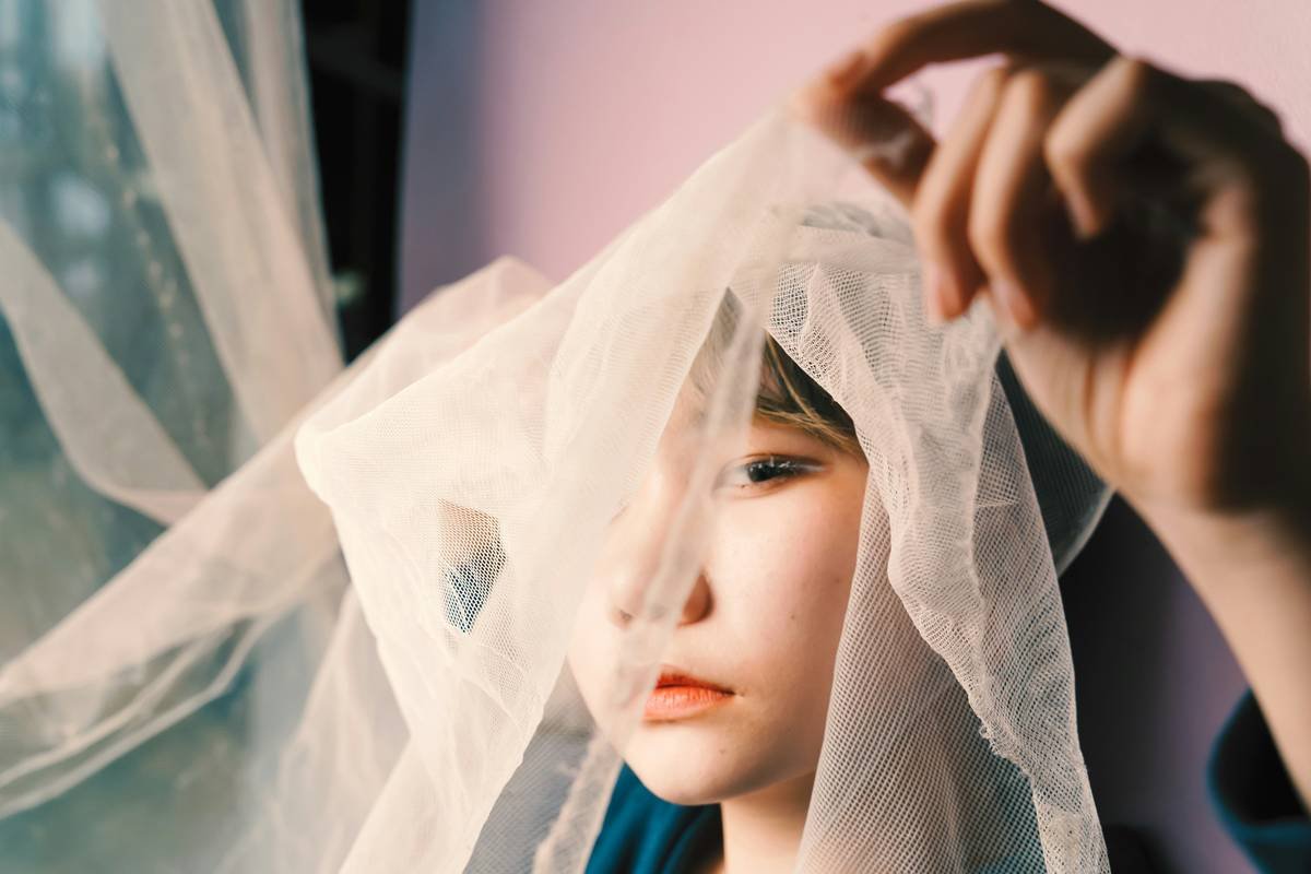 How to Style a Chic Hair Veil Without Looking Like You’re Off to a Renaissance Faire